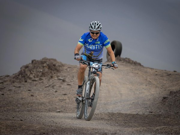 Welche Ausrüstung ist unerlässlich für das Fahren eines Sportfahrrads im Gelände?